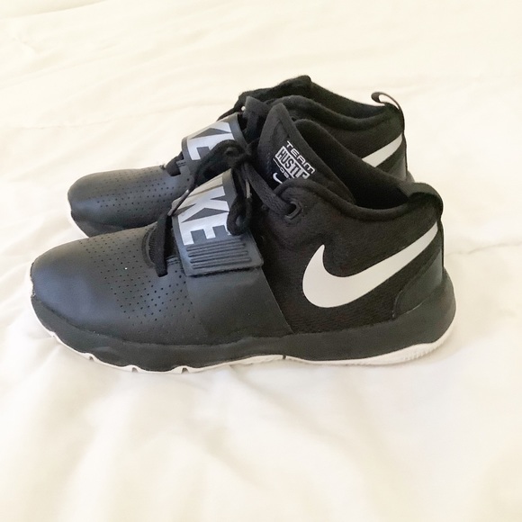 team hustle d8 youth basketball shoe